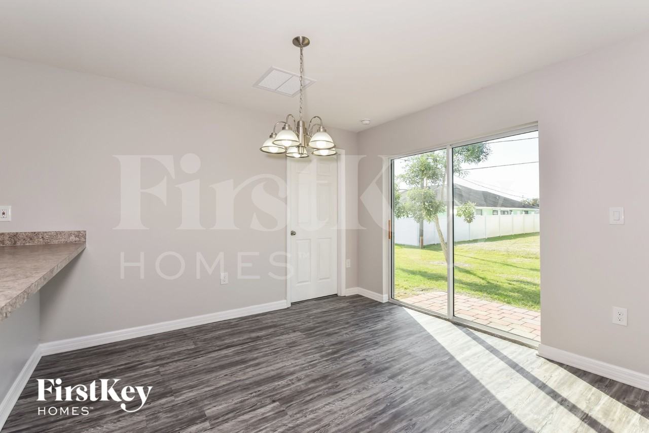 1195 Desmond St - Photo 5 of 15