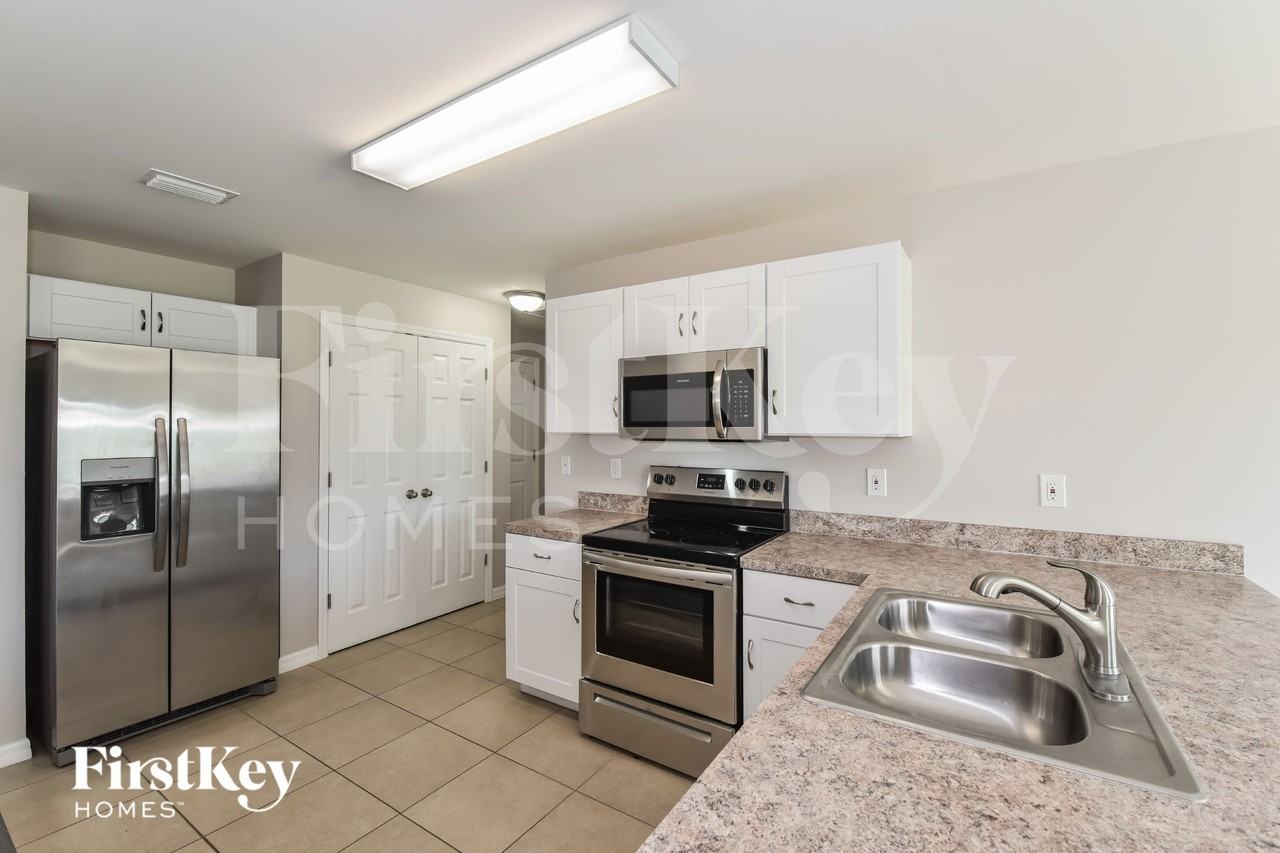 1195 Desmond St - Photo 6 of 15