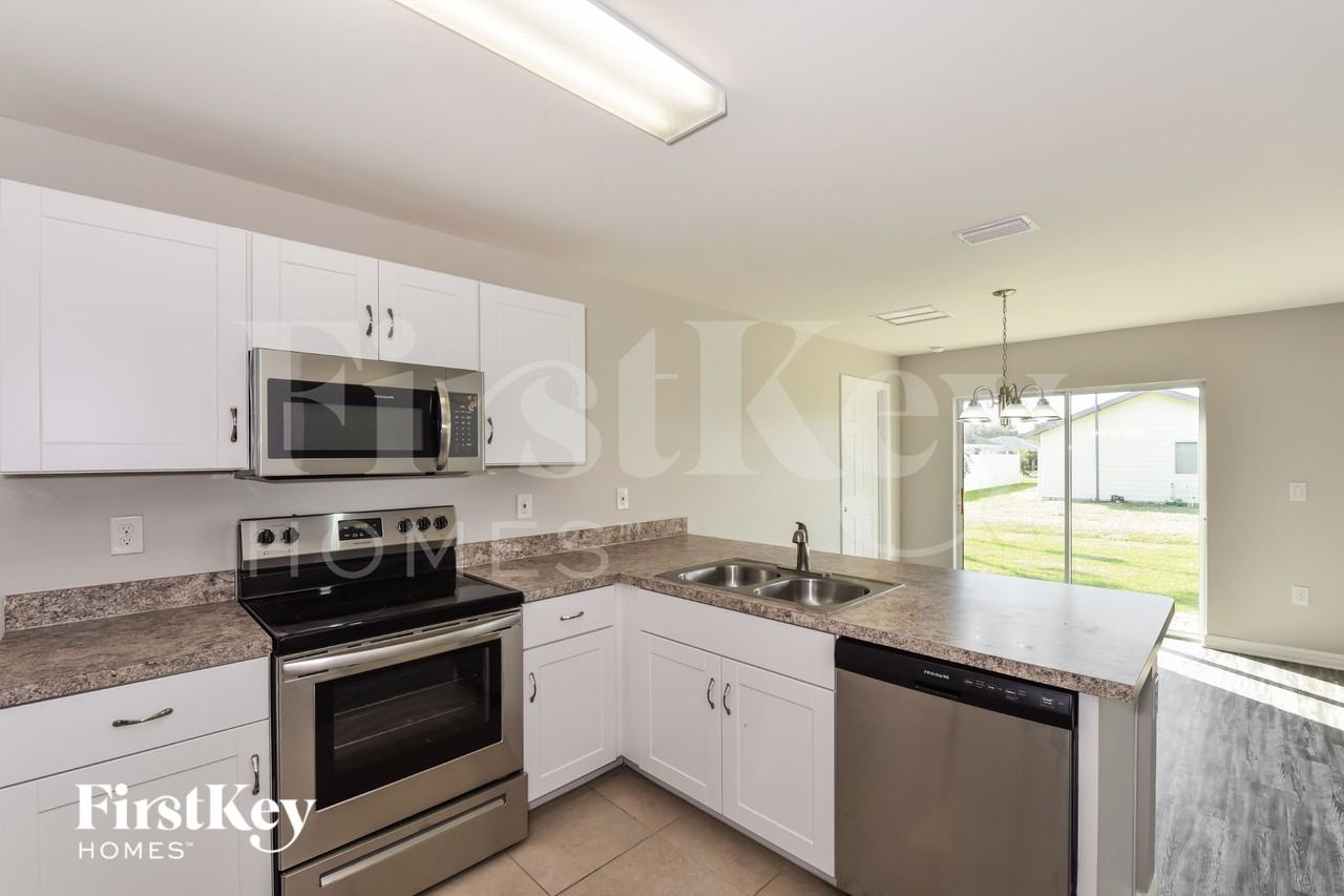 1195 Desmond St - Photo 7 of 15