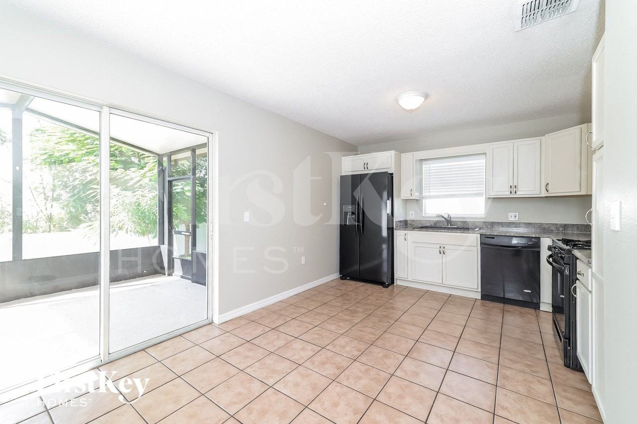 945 Kenbar Ave - Photo 5 of 15