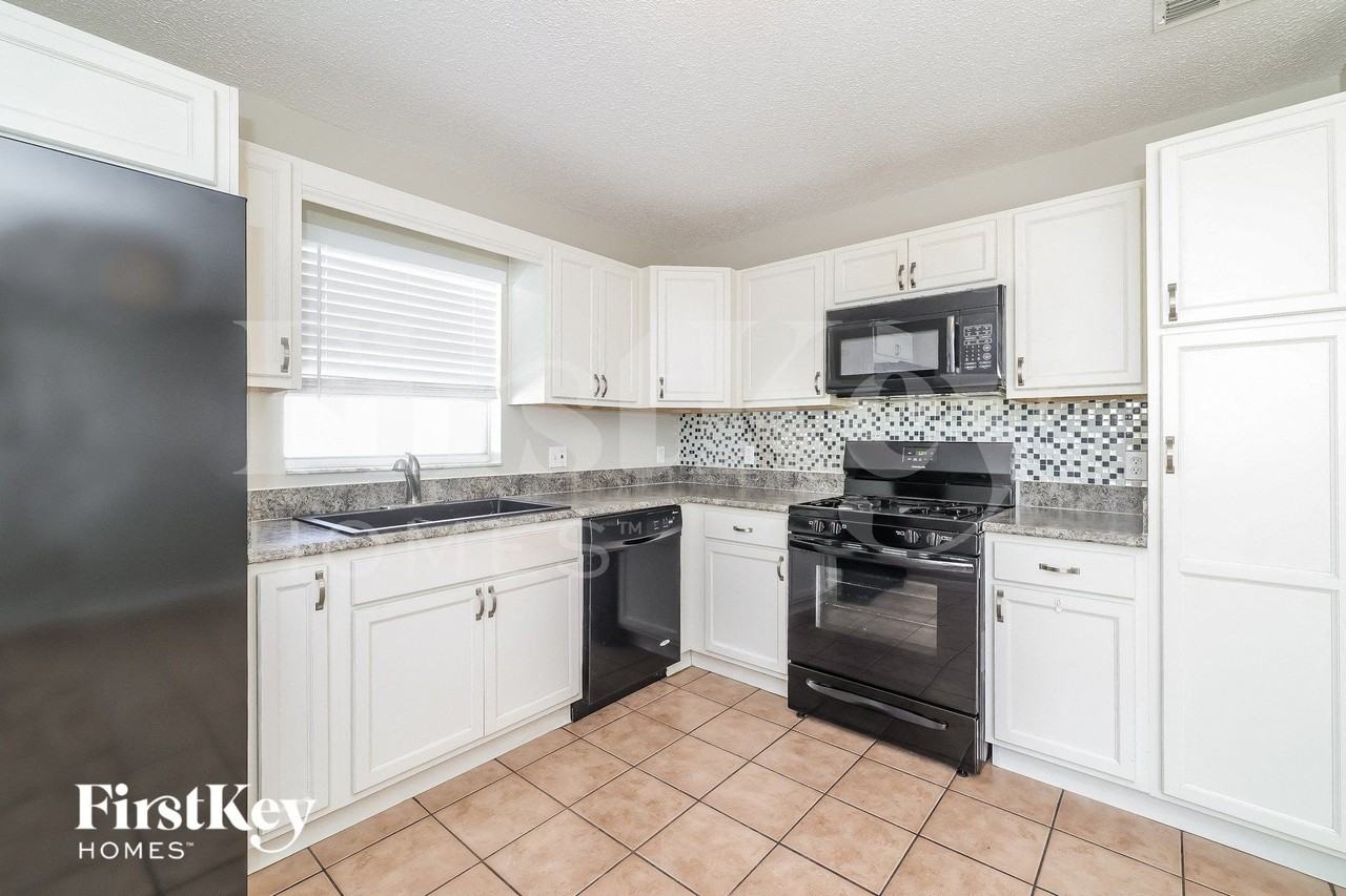 945 Kenbar Ave - Photo 6 of 15