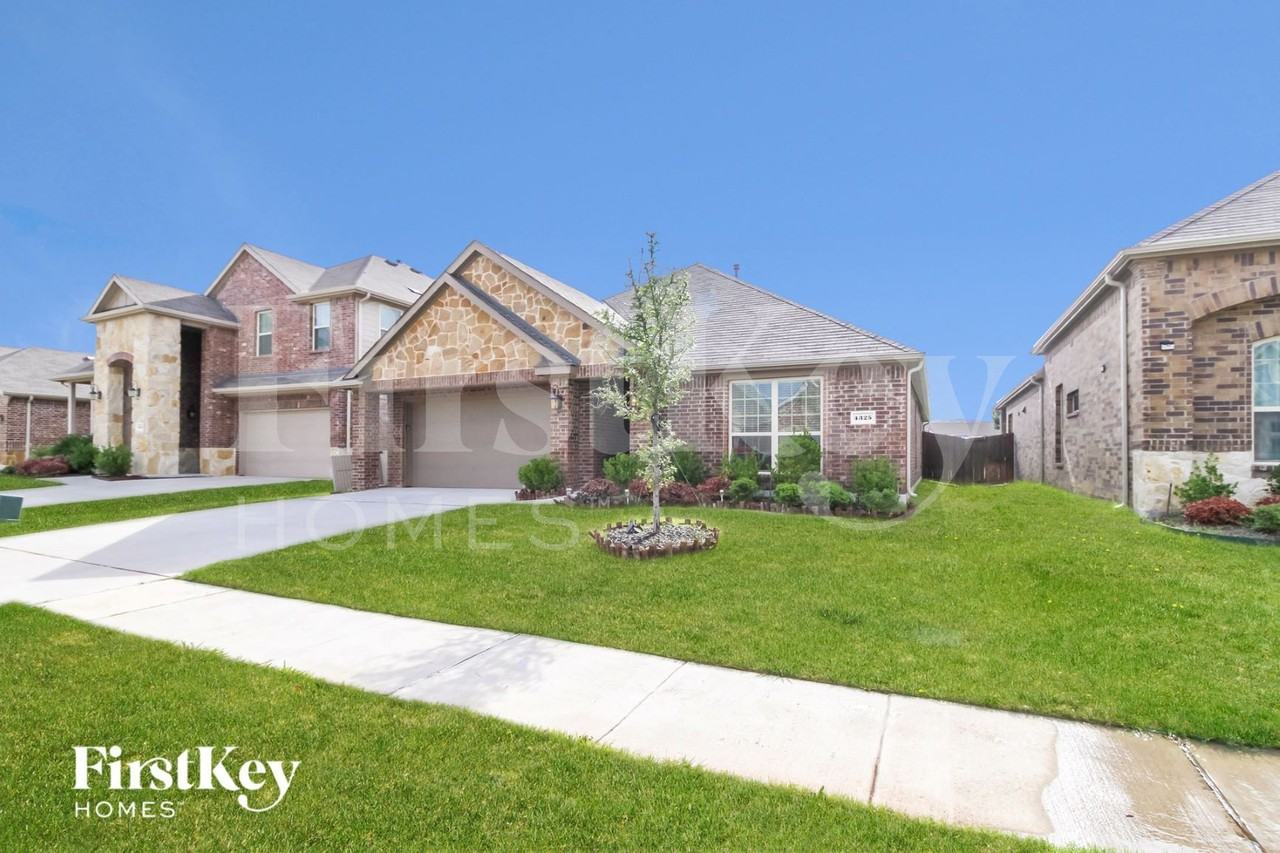 4325 Bayport Dr - Photo 2 of 14