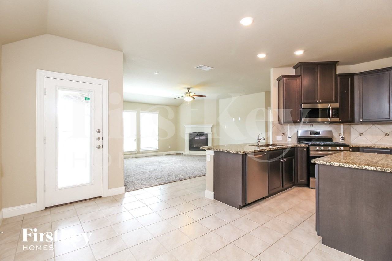 4325 Bayport Dr - Photo 5 of 14