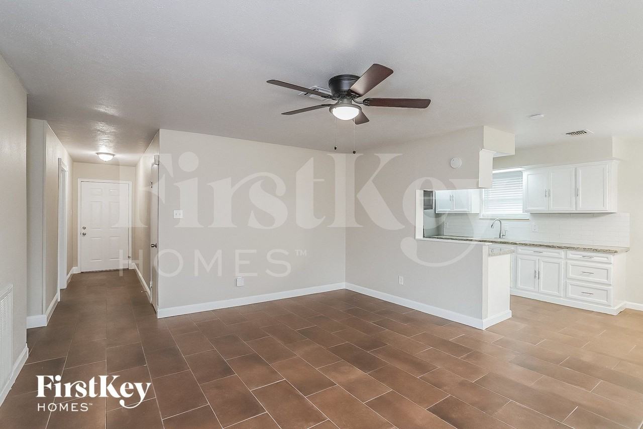 10819 Sagewind Dr - Photo 2 of 15