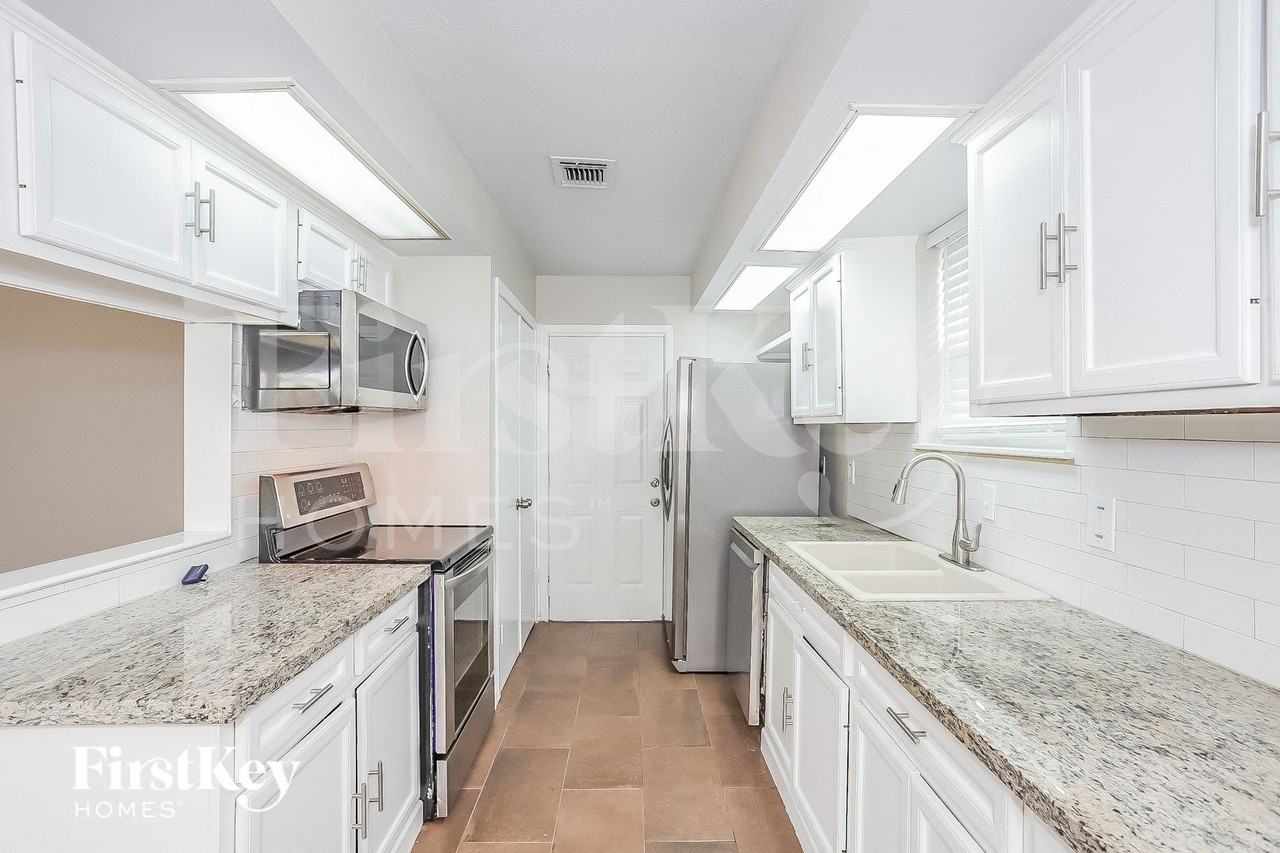 10819 Sagewind Dr - Photo 4 of 15