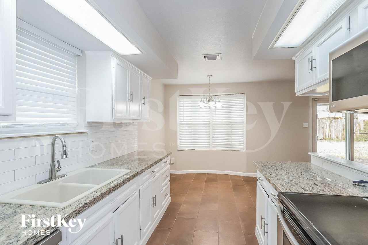 10819 Sagewind Dr - Photo 5 of 15