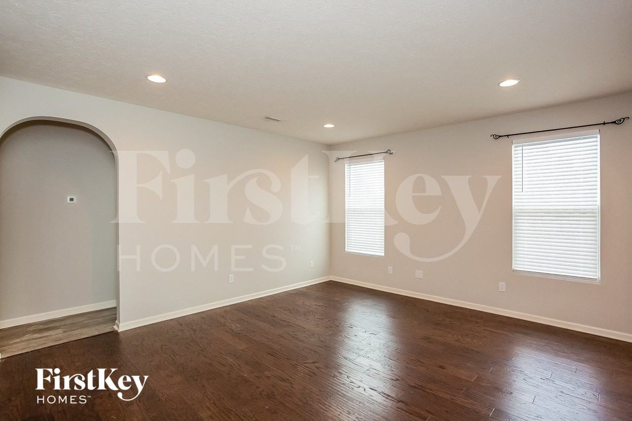 2840 Chalbury Dr - Photo 4 of 15