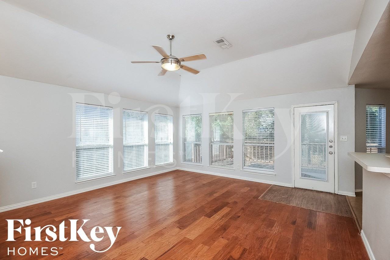 729 Pace Dr - Photo 2 of 15