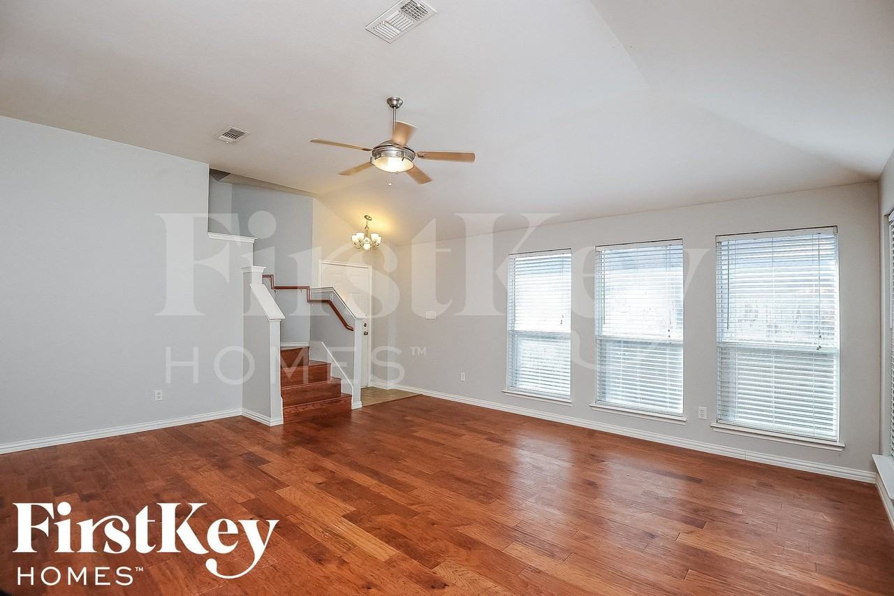 729 Pace Dr - Photo 3 of 15