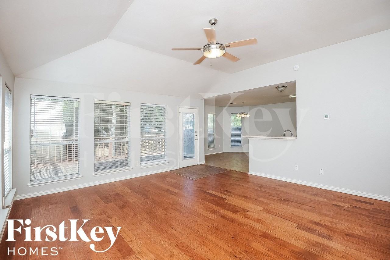 729 Pace Dr - Photo 4 of 15