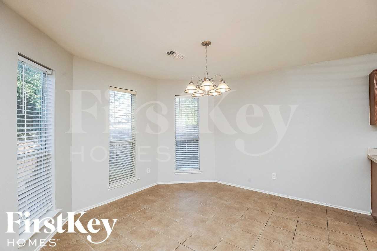 729 Pace Dr - Photo 5 of 15