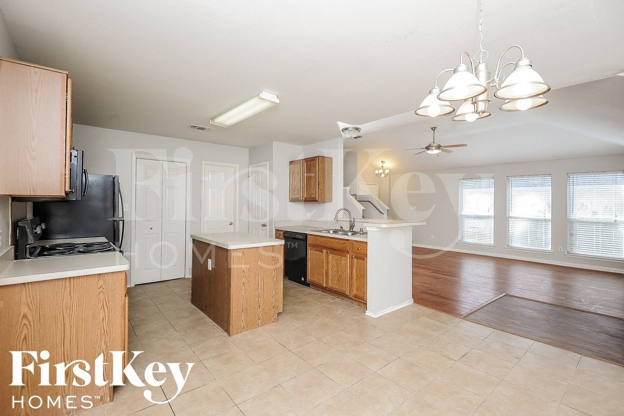 729 Pace Dr - Photo 6 of 15