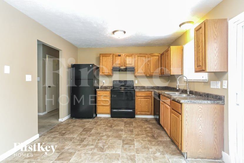 3967 Pineview Ln - Photo 4 of 15