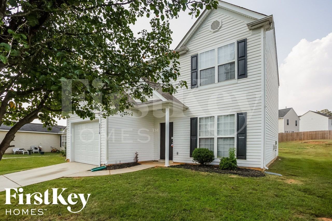 2518 Fairstone Ave - Photo 3 of 15