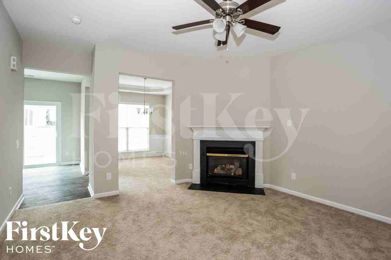 2518 Fairstone Ave - Photo 4 of 15