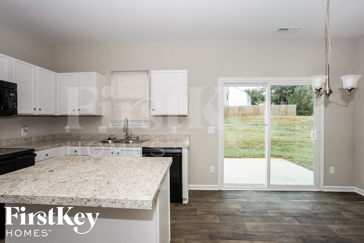 2518 Fairstone Ave - Photo 6 of 15