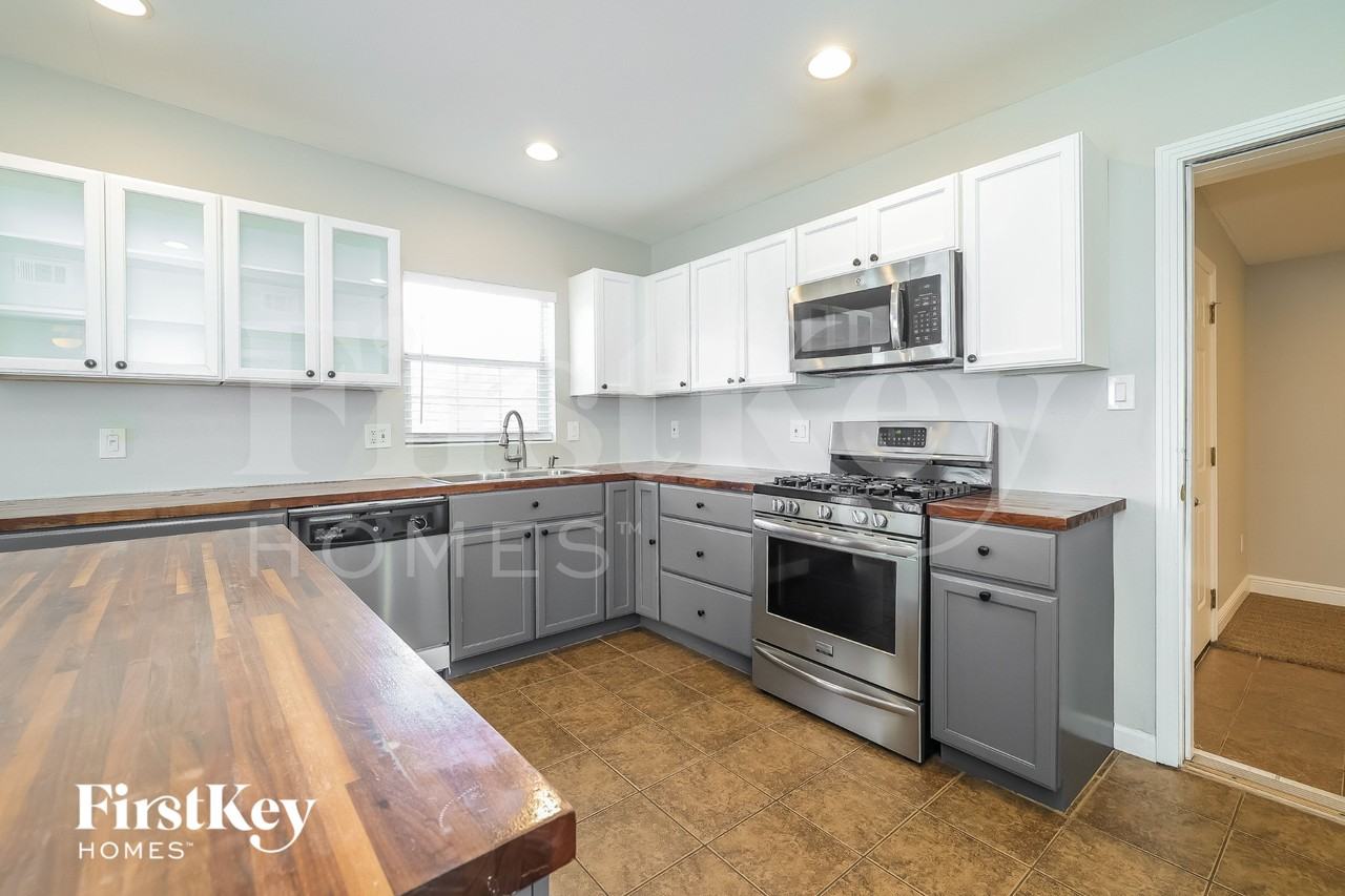 1501 Berwyn Rd - Photo 5 of 15