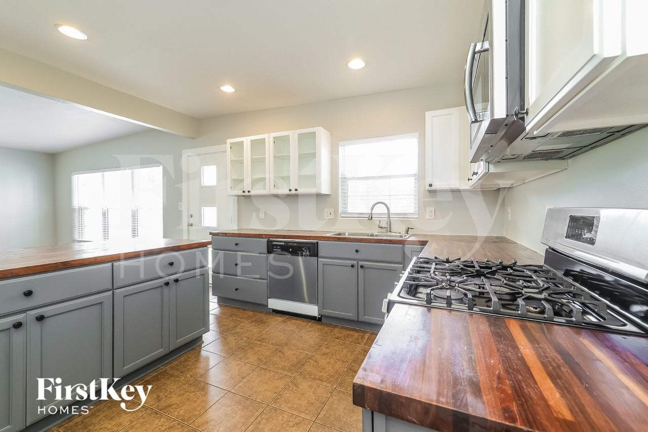 1501 Berwyn Rd - Photo 6 of 15