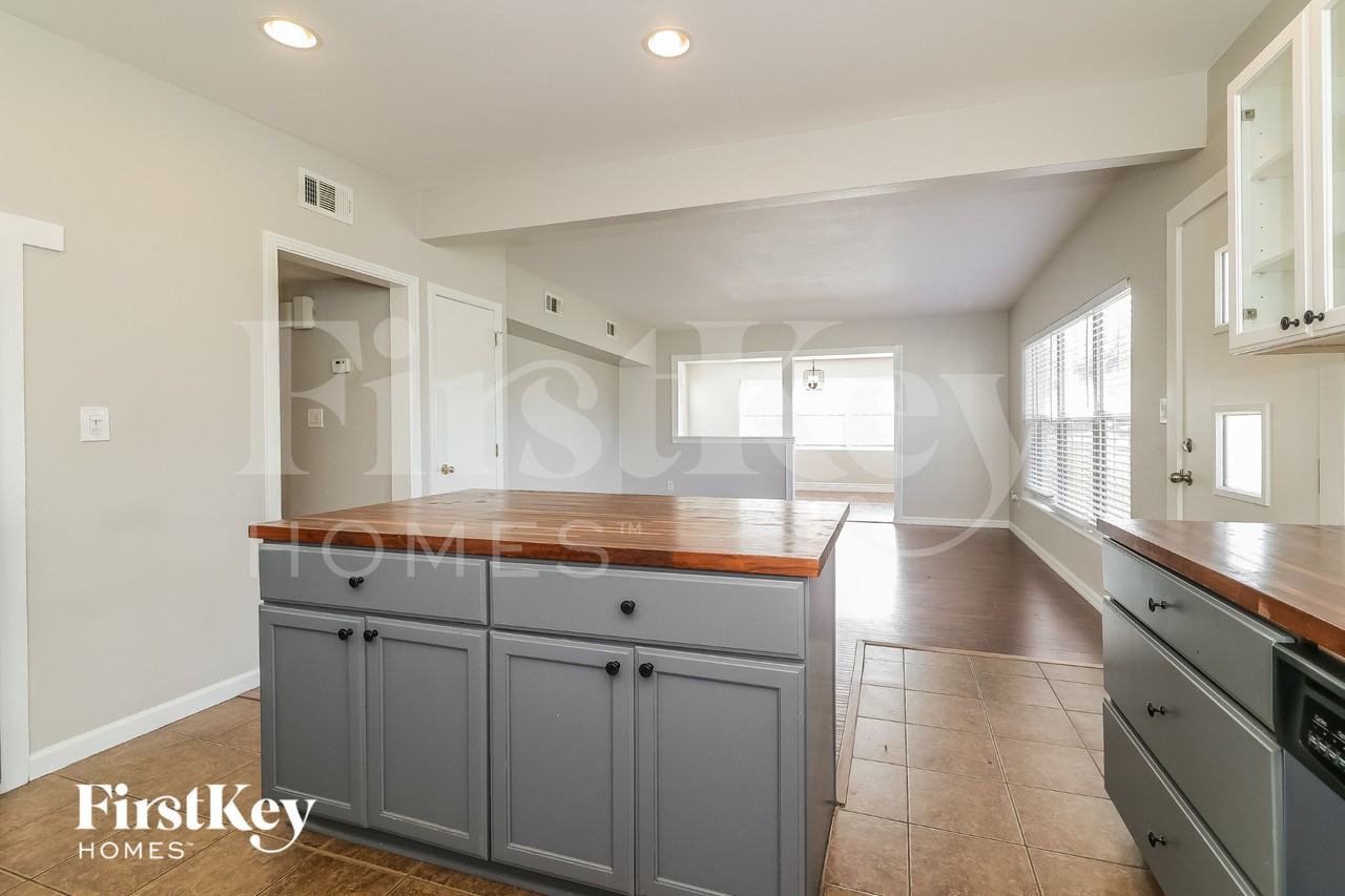 1501 Berwyn Rd - Photo 7 of 15