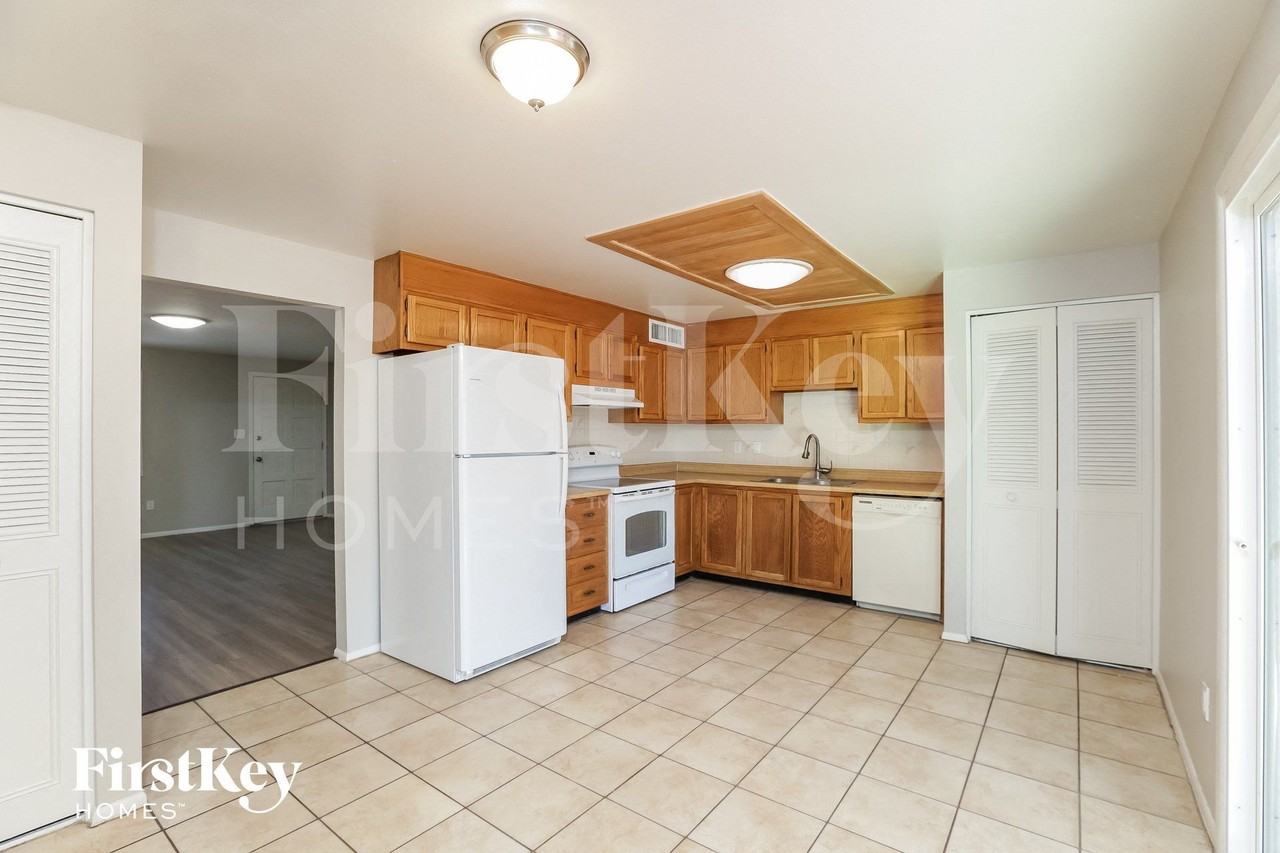 13249 N 14th Dr - Photo 7 of 15