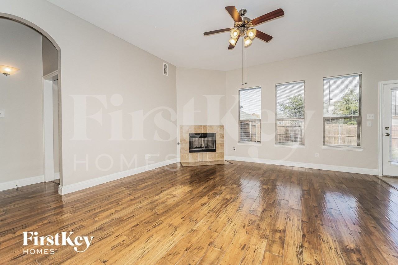 1215 Jessie Ln - Photo 2 of 15