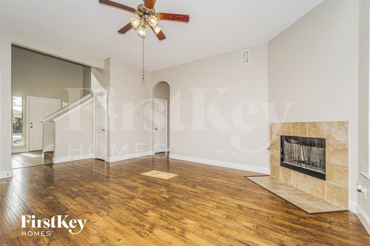 1215 Jessie Ln - Photo 3 of 15