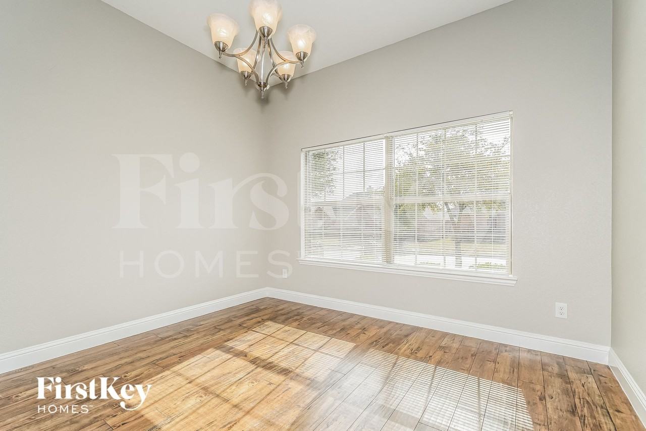 1215 Jessie Ln - Photo 4 of 15