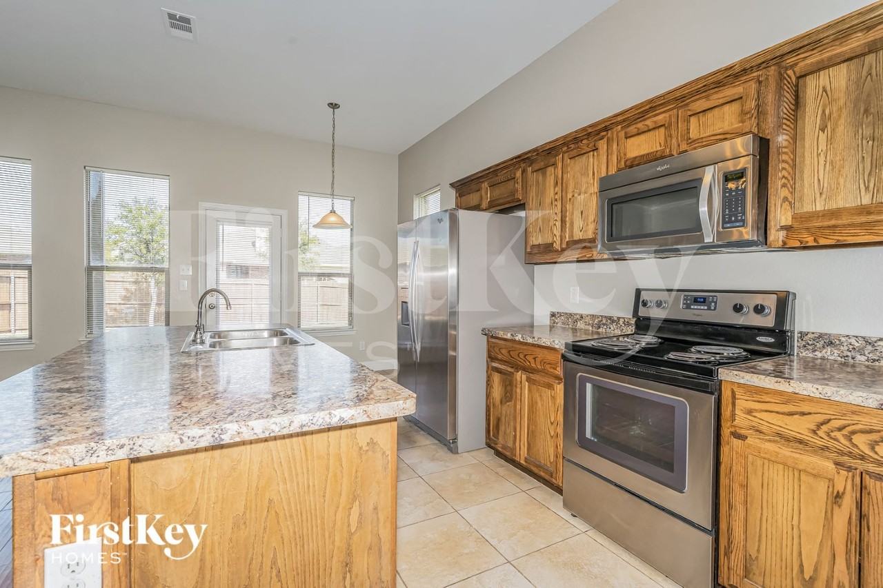 1215 Jessie Ln - Photo 6 of 15