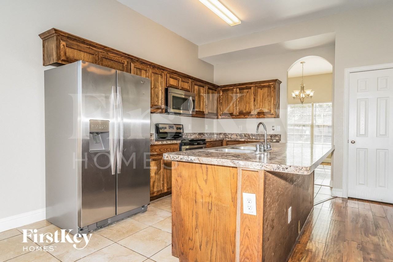 1215 Jessie Ln - Photo 7 of 15