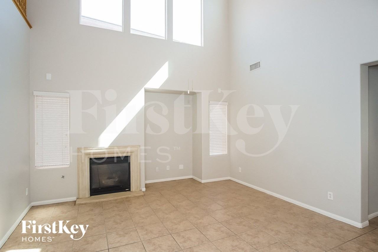 10387 Howling Coyote Ave - Photo 4 of 15