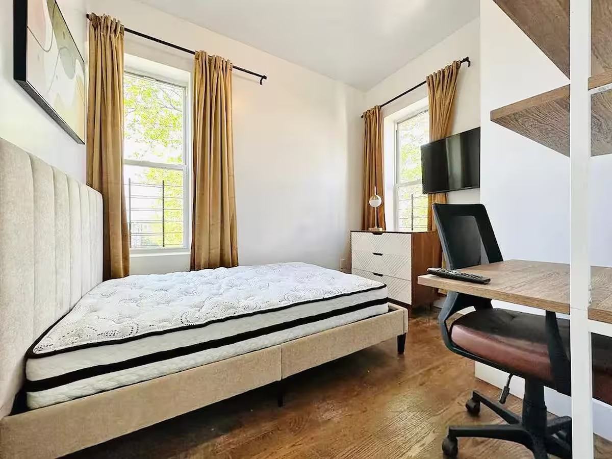 Private Bedroom in 5 Bedroom/2 Bathroom Home - Photo 2 of 8