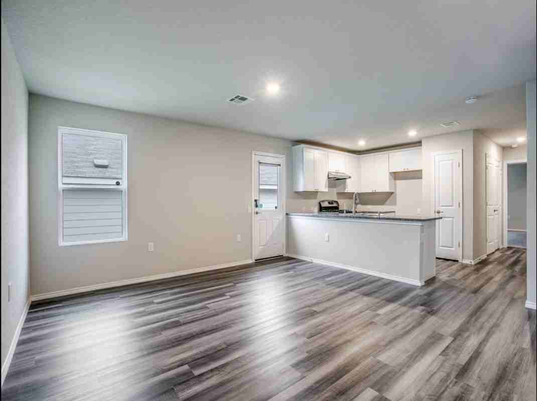 5539 Midcrown Dr - Photo 4 of 13