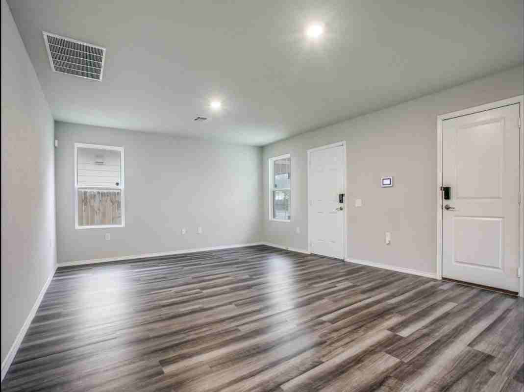 5539 Midcrown Dr - Photo 7 of 13