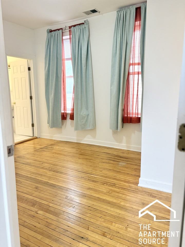 1112 W 18th St #4F - Photo 4 of 8