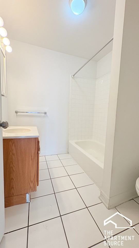 1112 W 18th St #4F - Photo 6 of 8