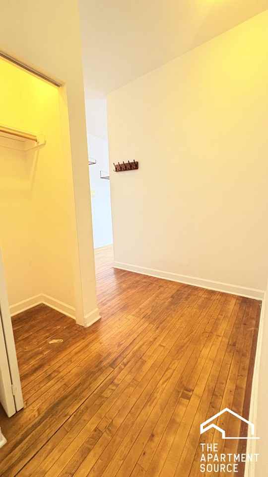 1112 W 18th St #4F - Photo 7 of 8