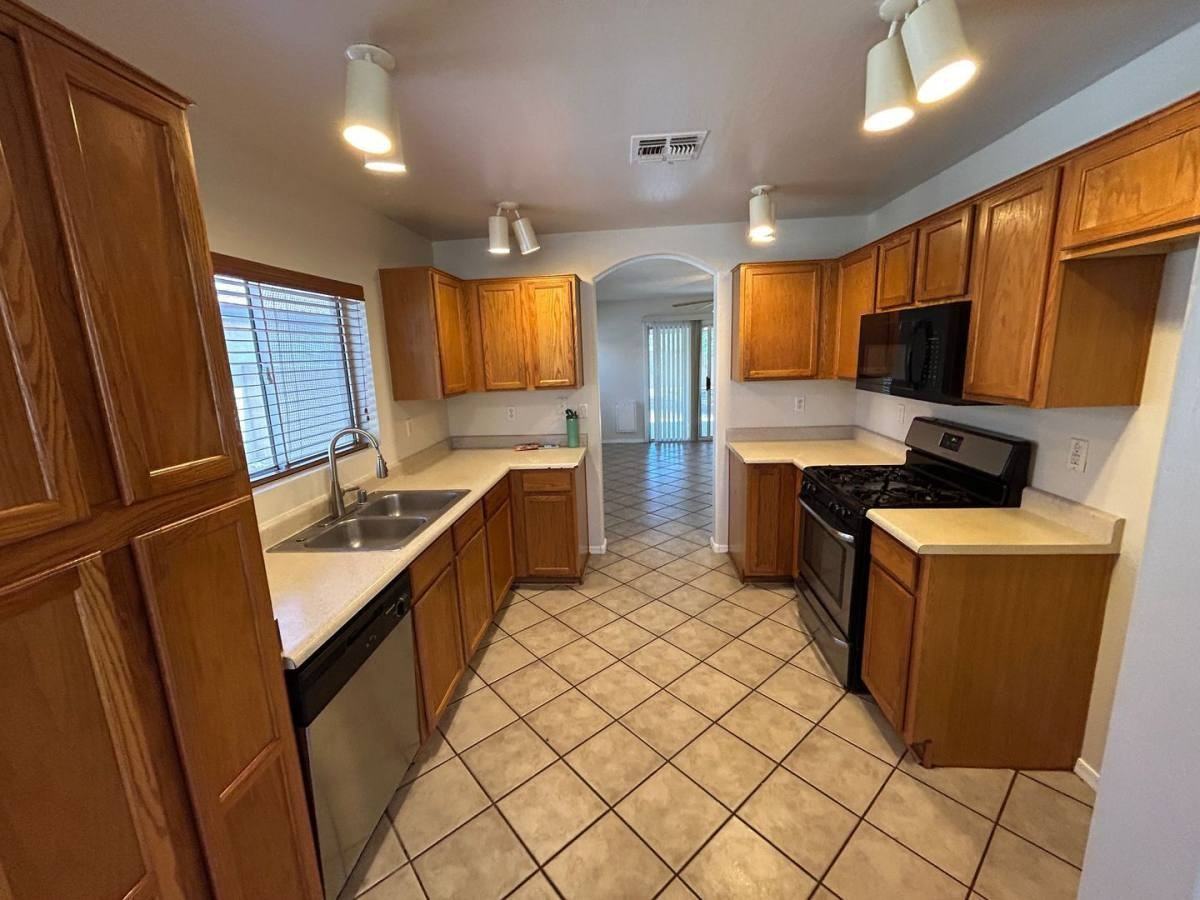 12521 W Myer Ln - Photo 3 of 10