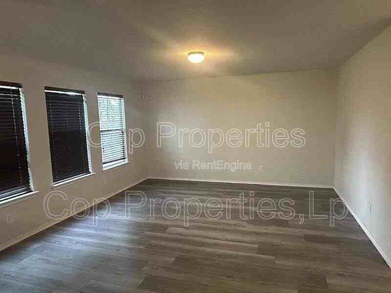 307 Lucille - Photo 2 of 10