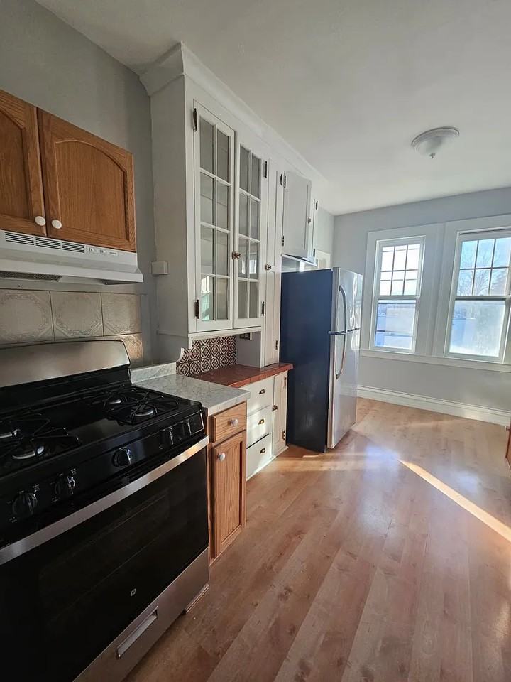 330 Laurel St - Photo 2 of 7