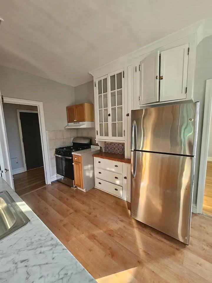 330 Laurel St - Photo 3 of 7