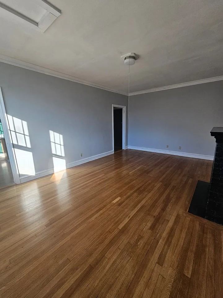 330 Laurel St - Photo 5 of 7