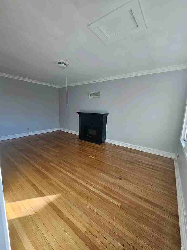 330 Laurel St - Photo 6 of 7