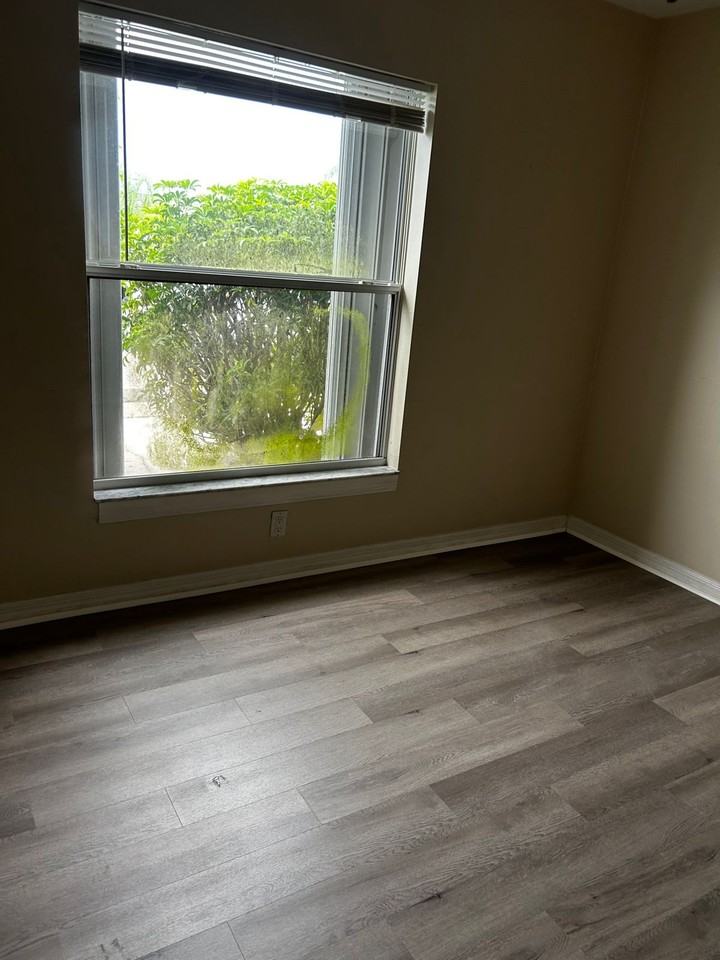 512 Se 6th St #1 - Photo 7 of 14