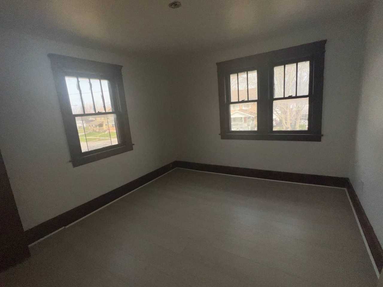 1055 W 12th St - Photo 2 of 8