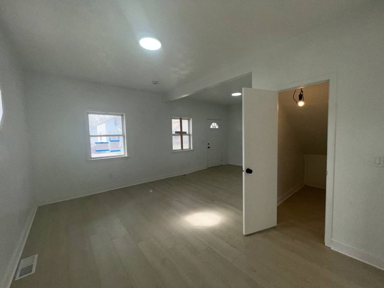 121 Monroe St - Photo 4 of 13