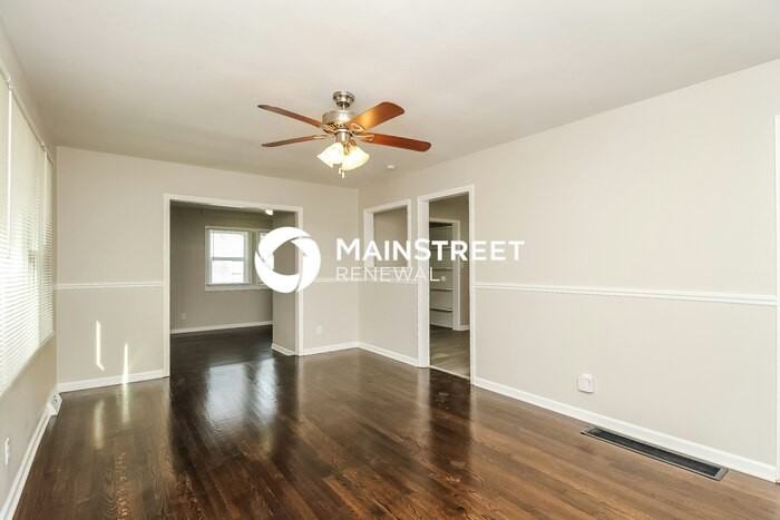 11805 Lawndale Ave - Photo 5 of 17