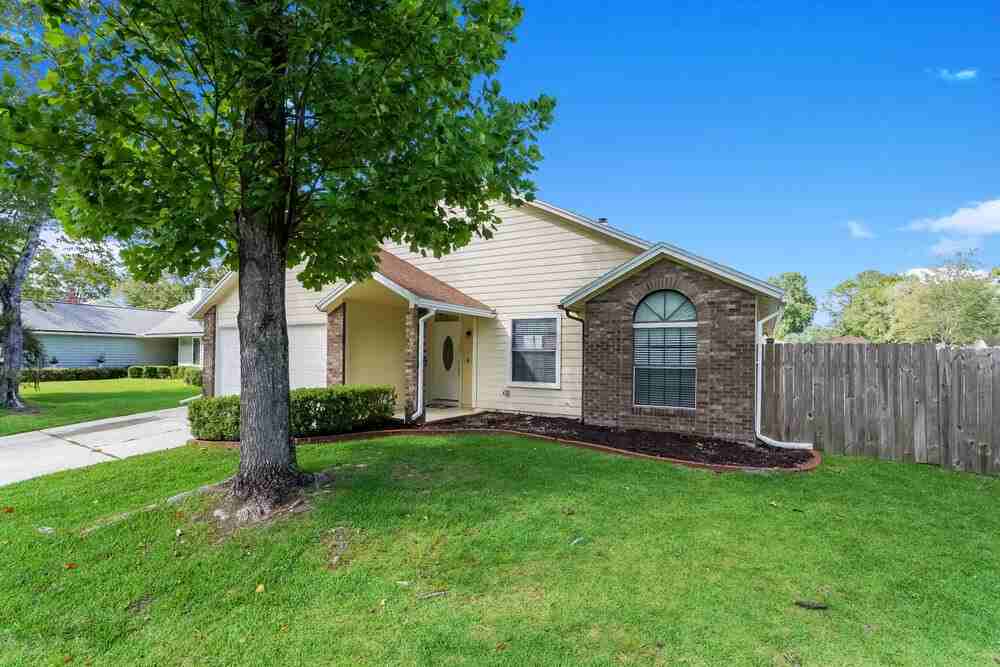 1266 Bee St N - Photo 2 of 18