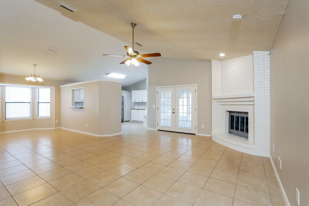 1266 Bee St N - Photo 4 of 18