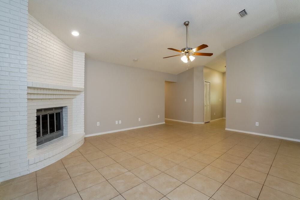 1266 Bee St N - Photo 5 of 18