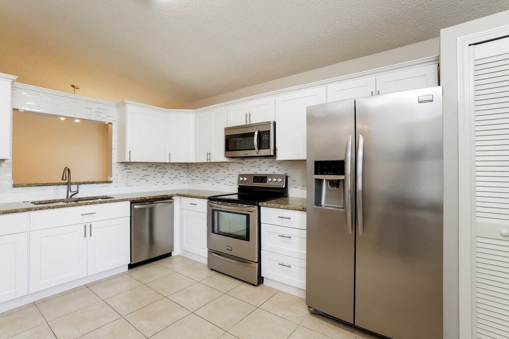 1266 Bee St N - Photo 7 of 18